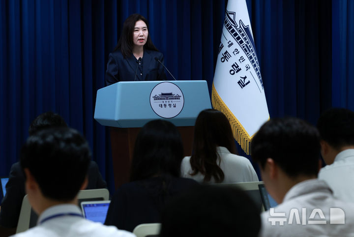 [서울=뉴시스] 고범준 기자 = 강유정 대변인이 13일 서울 용산 대통령실 청사에서 차관급 인선 관련 브리핑을 하고 있다. 2025.08.13. bjko@newsis.com