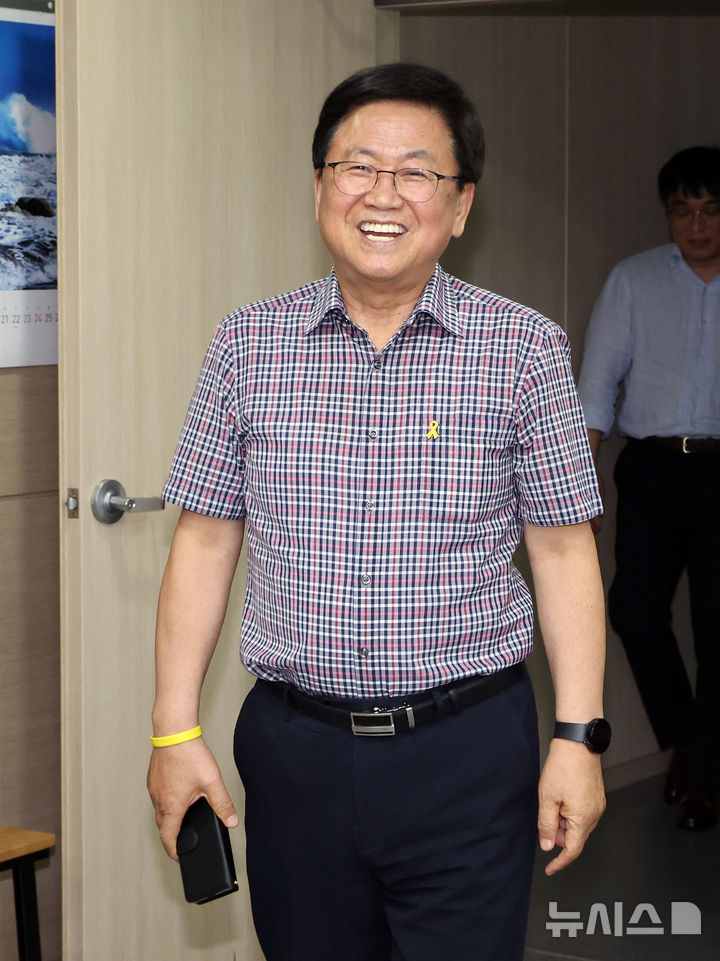 [세종=뉴시스] 강종민 기자 = 교육부 장관 후보로 지명된 최교진 세종시교육감이 13일 세종시교육청 집무실에 들어서고 있다. 2025.08.13. ppkjm@newsis.com