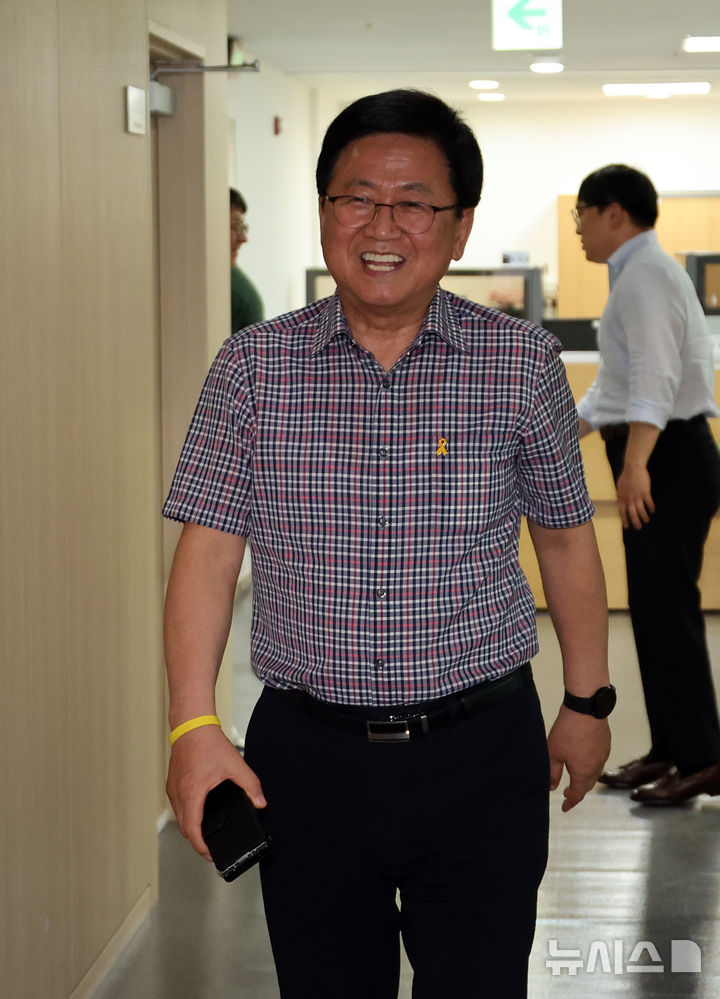 [세종=뉴시스] 강종민 기자 = 교육부 장관 후보로 지명된 최교진 세종시교육감이 13일 세종시교육청 집무실로 향하고 있다. 2025.08.13. ppkjm@newsis.com