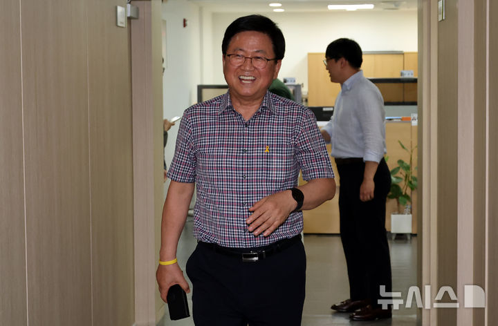 [세종=뉴시스] 강종민 기자 = 교육부 장관 후보로 지명된 최교진 세종시교육감이 13일 세종시교육청 집무실로 향하고 있다. 2025.08.13. ppkjm@newsis.com