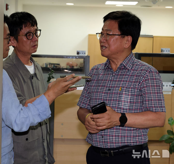 [세종=뉴시스] 강종민 기자 = 교육부 장관 후보자로 지명된 최교진 세종시교육감이 13일 세종시교육청 집무실 앞에서 소감을 밝히고 있다. 2025.08.13. ppkjm@newsis.com