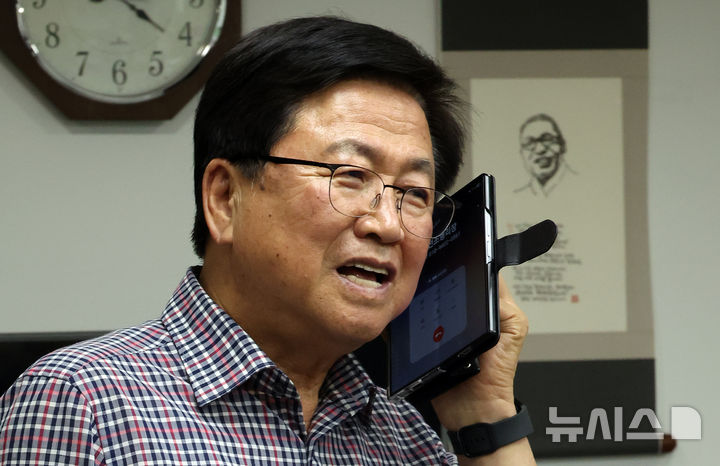 [세종=뉴시스] 강종민 기자 = 교육부 장관 후보로 지명된 최교진 세종시교육감이 13일 세종시교육청 집무실에서 전화통화를 하고 있다. 2025.08.13. ppkjm@newsis.com