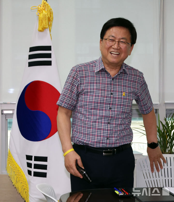 [세종=뉴시스] 강종민 기자 = 교육부 장관 후보로 지명된 최교진 세종시교육감이 13일 세종시교육청 집무실에서 밝은 표정을 짓고 있다. 2025.08.13. ppkjm@newsis.com