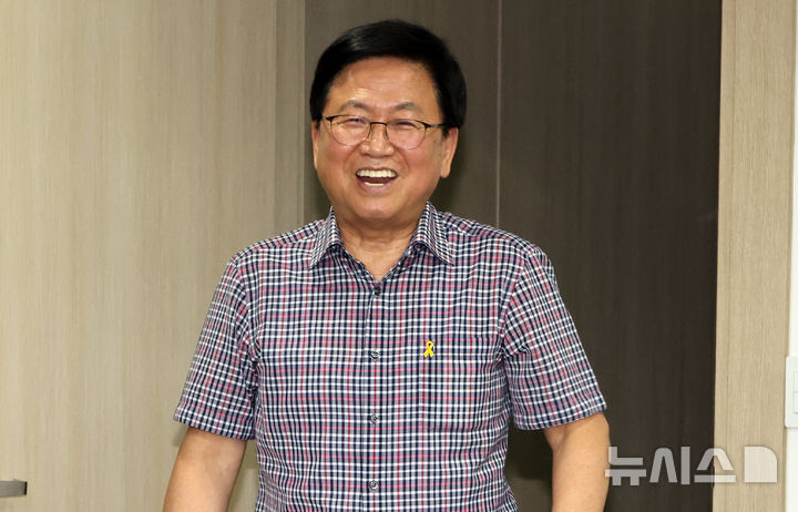 [세종=뉴시스] 강종민 기자 = 교육부 장관 후보자로 지명된 최교진 세종시교육감이 13일 세종시교육청 집무실에 들어서며 밝은 표정을 짓고 있다. 2025.08.13. ppkjm@newsis.com