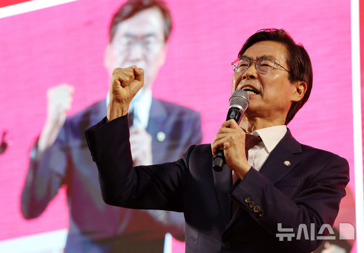 [대전=뉴시스] 김명년 기자 = 조경태 국민의힘 당대표 후보가 13일 오후 대전광역시 서구 배재대학교에서 열린 제6차 전당대회 충남권-호남권 합동연설회에서 지지를 호소하고 있다. 2025.08.13. kmn@newsis.com