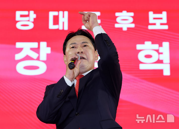 [대전=뉴시스] 김명년 기자 = 장동혁 국민의힘 당대표 후보가 13일 오후 대전광역시 서구 배재대학교에서 열린 제6차 전당대회 충남권-호남권 합동연설회에서 지지를 호소하고 있다. 2025.08.13. kmn@newsis.com