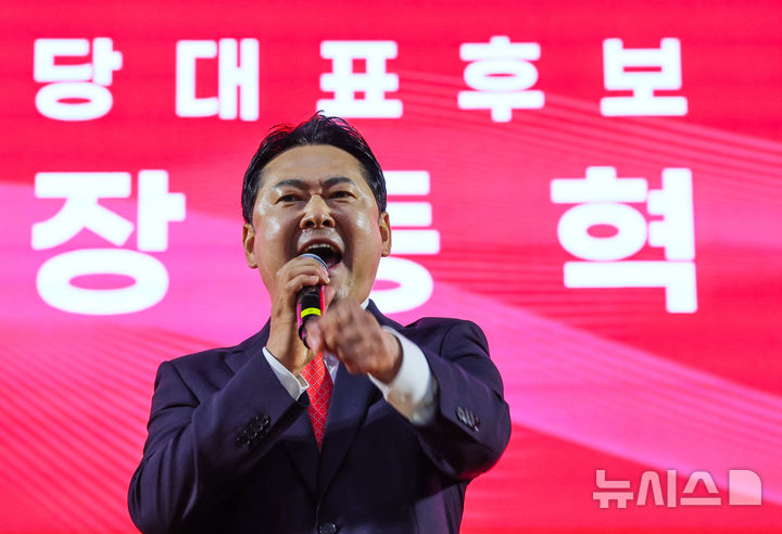 [대전=뉴시스] 김명년 기자 = 장동혁 국민의힘 당대표 후보가 13일 오후 대전광역시 서구 배재대학교에서 열린 제6차 전당대회 충남권-호남권 합동연설회에서 지지를 호소하고 있다. 2025.08.13. kmn@newsis.com