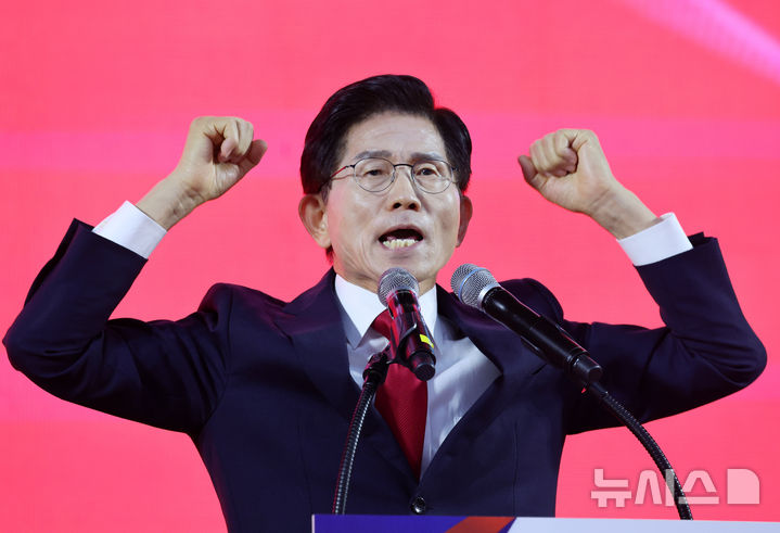 [대전=뉴시스] 김명년 기자 = 김문수 국민의힘 당대표 후보가 13일 오후 대전광역시 서구 배재대학교에서 열린 제6차 전당대회 충남권-호남권 합동연설회에서 지지를 호소하고 있다. 2025.08.13. kmn@newsis.com