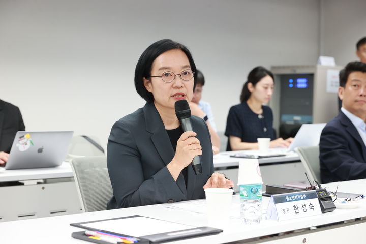 [서울=뉴시스] 정병혁 기자 = 한성숙 중소벤처기업부 장관이 지난 13일 서울 종로구 광화문빌딩에서 열린 '벤처생태계 활성화를 위한 정책현장투어'에서 인사말을 하고 있다.(사진=중소벤처기업부 제공) 2025.08.14. photo@newsis.com *재판매 및 DB 금지