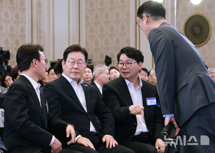 [서울=뉴시스] 최동준 기자 = 이재명 대통령이 13일 청와대 영빈관에서 열린 국정기획위원회 국민보고대회에서 김민석 국무총리, 이한주 국정기획위원회 위원장과 대화하고 있다. (대통령실통신사진기자단) 2025.08.13. photocdj@newsis.com