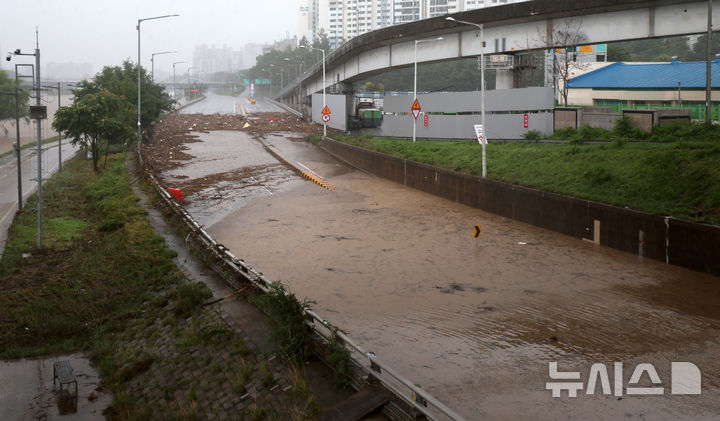 [서울=뉴시스] 김선웅 기자 = 서울에 호우경보가 내려지고 중랑천에 홍수주의보가 발령된 13일 서울 노원구 중랑천 월릉교 인근 동부간선도로가 침수돼있다. 2025.08.13. mangusta@newsis.com