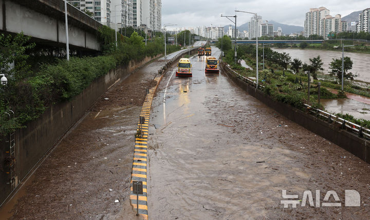 [서울=뉴시스] 김선웅 기자 = 서울에 호우경보가 내려지고 중랑천에 홍수주의보가 발령된 13일 서울 노원구 중랑천 월릉교 인근 동부간선도로가 침수돼 복구작업이 진행되고 있다. 2025.08.13. mangusta@newsis.com