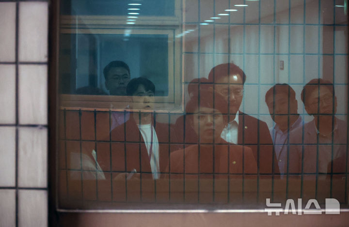 [서울=뉴시스] 김금보 기자 = 김건희 특검팀이 국민의힘 당사에 대한 압수수색에 나선 지난 13일 서울 여의도 국민의힘 중앙당사에서 김은혜 원내정책수석부대표, 유상범 원내운영수석부대표 등 의원들이 집결하고 있다. 2025.08.13. kgb@newsis.com