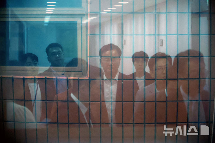 [서울=뉴시스] 김금보 기자 = 김건희 특검팀이 국민의힘 당사에 대한 압수수색에 나선 13일 서울 여의도 국민의힘 중앙당사에서 김은혜 원내정책수석부대표, 유상범 원내운영수석부대표 등 의원들이 집결하고 있다. 2025.08.13. kgb@newsis.com