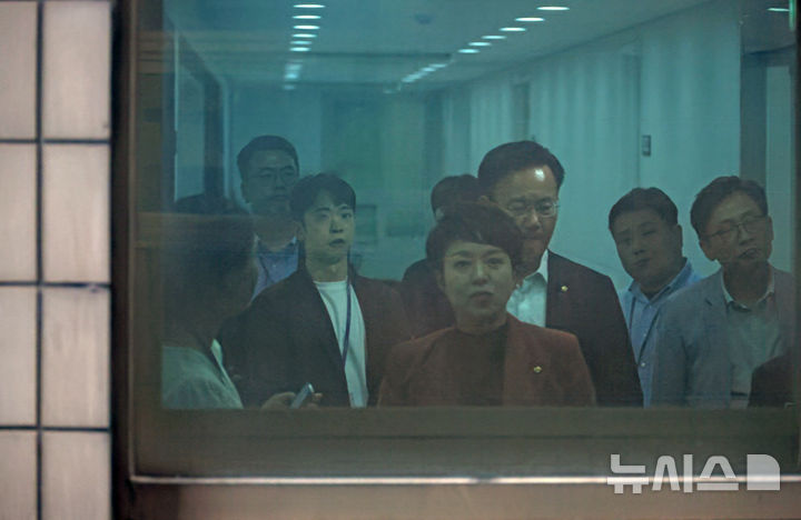 [서울=뉴시스] 김금보 기자 = 김건희 특검팀이 국민의힘 당사에 대한 압수수색에 나선 지난 13일 서울 여의도 국민의힘 중앙당사에서 김은혜 원내정책수석부대표, 유상범 원내운영수석부대표 등 의원들이 집결하고 있다. 2025.08.13. kgb@newsis.com