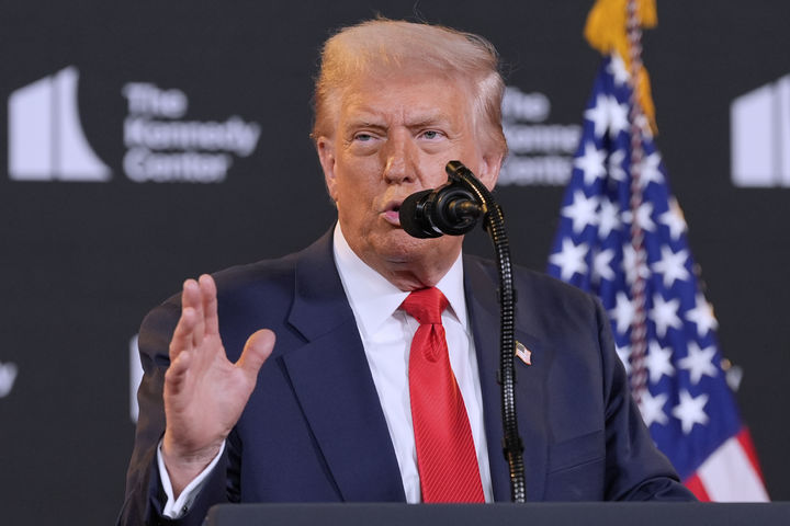 [워싱턴=AP/뉴시스]도널드 트럼프 미국 대통령이 13일(현지 시간) 미국 워싱턴DC 케네디센터에서 연설하고 있다. 2025.08.14.