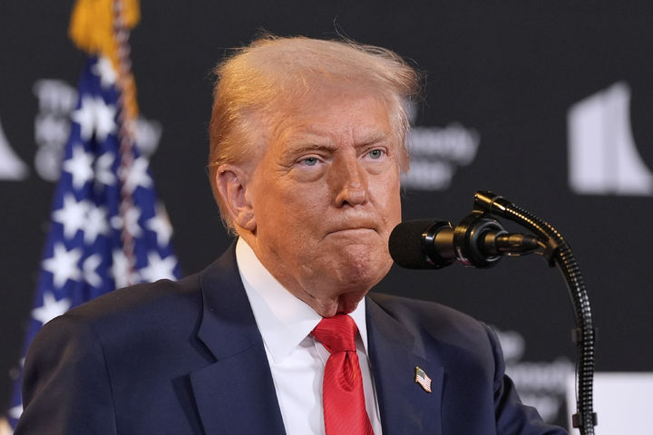 [워싱턴=AP/뉴시스]도널드 트럼프 미국 대통령이 13일(현지 시간) 미국 워싱턴DC 케네디센터에서 연설하고 있다. 2025.08.14.