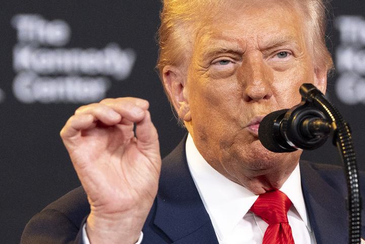 [워싱턴=AP/뉴시스] 도널드 트럼프 미국 대통령이 지난 13일(현지 시간) 미국 워싱턴DC 케네디센터에서 연설하고 있다. 미국 액시오스는 20일 트럼프 대통령을 대하는 11가지 전략을 소개했다. 2025.08.21.