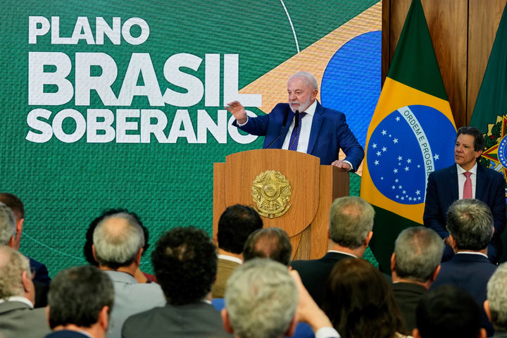 [브라질리아=AP/뉴시스] 루이스 이나시우 룰라 다시우바 브라질 대통령이 13일(현지 시간) 브라질리아 대통령궁에서 열린 미국의 50% 관세로 타격을 입은 수출업계 지원 관련 행사에서 연설하고 있다. 2025.08.14.