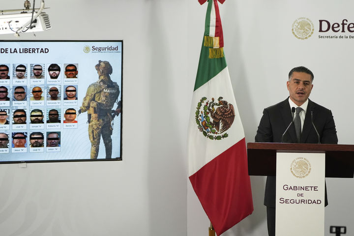 [멕시코시티=AP/뉴시스] 오마르 가르시아 하르푸치 멕시코 안보장관이 13일(현지 시간) 멕시코시티에서 마약 카르텔 조직원 26명 미국 인도에 관한 기자회견을 하고 있다. 2025.08.14.