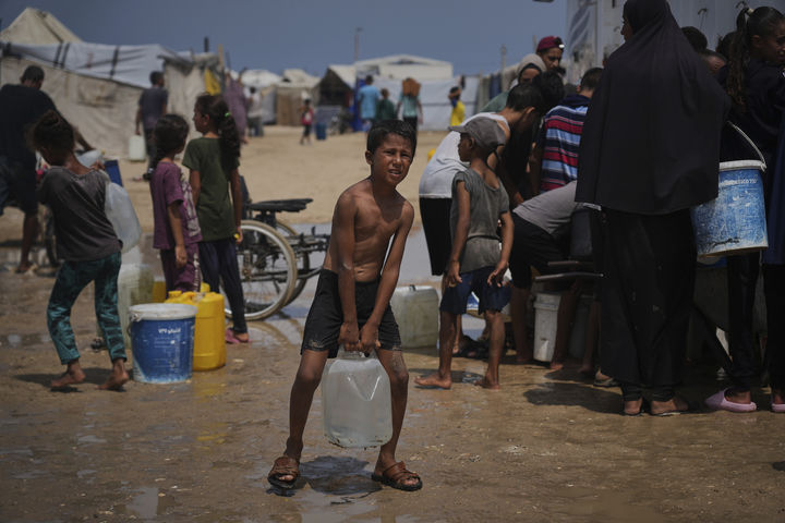 [칸유니스=AP/뉴시스] 지난 13일(현지 시간) 가자지구 칸유니스 난민촌에서 폭염 속 한 팔레스타인 소년이 급수 차량에서 물을 받아 나르고 있다. 2025.08.14.