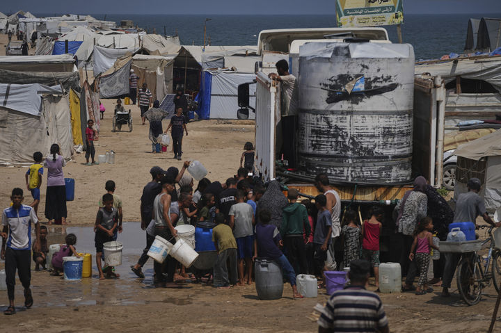 [칸유니스=AP/뉴시스] 13일(현지 시간) 가자지구 칸유니스 난민촌에서 폭염 속 팔레스타인 피란민들이 급수 차량에서 물을 받고 있다. 이스라엘군이 가자시티 점령 계획을 승인한 이날 가자지구 전역에서 공습으로 123명이 사망했다. 2025.08.14.