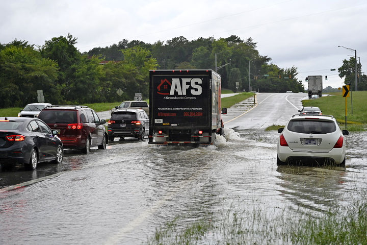 [채터누가( 미 테네시주)= AP/뉴시스] 테네시주를 강타한 역대급 폭우와 돌발 홍수로 8월 12일 채터누가의 간선도로의 차들이 침수된 도로를 조심스럽게 지나가고 있다. 2025. 08.14.   