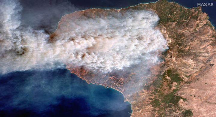 [그리스=AP/뉴시스] 13일(현지 시간) 막사 테크놀로지스가 공개한 위성 사진에 그리스 키오스에서 발생한 산불로 연기가 피어 오르는 모습. 2025.08.14.