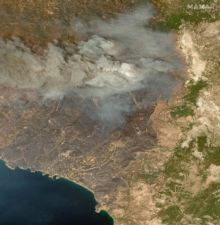 [키오스=AP/뉴시스] 맥사 테크놀로지스가 제공한 위성 사진에 올해 8월13일 그리스 키오스섬에서 발생한 산불로 연기가 피어오르고 있다. 지중해와 남유럽국가 MED9국 정상들은 10월 20일 회의에서 유럽연합 국방비의 15%를 기후재앙에 투자해 달라고 요구했다. 2025. 10.21. 