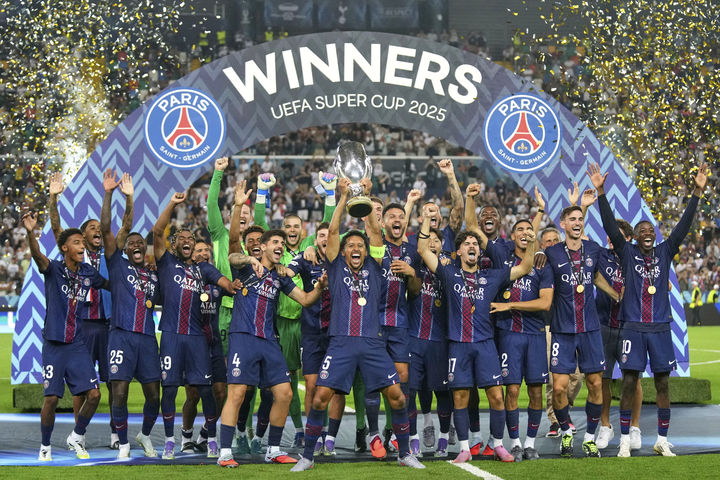 PSG's Marquinhos lifts the trophy with teammates after the UEFA Super Cup soccer match between Paris Saint-Germain and Tottenham Hotspur in Udine, Italy, Wednesday, Aug. 13, 2025. (AP Photo/Antonio Calanni)