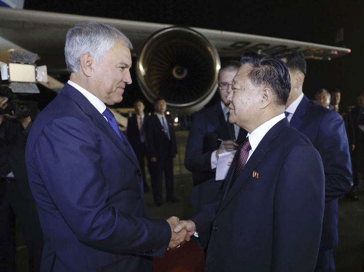 [평양=AP/뉴시스] 러시아 국가두마(하원)가 제공한 사진에 뱌체슬라프 볼로딘(왼쪽) 러시아 하원의장이 14일 북한 평양 국제공항에 도착해 영접 나온 최룡해 조선 최고인민회의 상임위원회 위원장과 악수하고 있다. 2025.08.14.