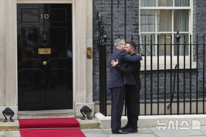[AP/뉴시스] 14일 영국의 키어 스타머 총리(왼쪽)가 런던 총리관저를 찾아온 우크라이나의 볼로디미르 젤렌스키 대통령을 포옹하며 환영하고 있다