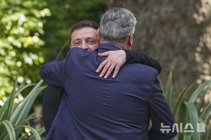 [AP/뉴시스] 1시간 회동 후 젤렌스키와 스타머의 관저앞 작별 포옹