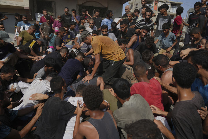 [가자시티=AP/뉴시스] 14일(현지시간) 가자지구 북부 가자시티에서 팔레스타인 주민들이 낙하산으로 공중 투하된 인도적 지원 물품을 차지하기 위해 몰려들고 있다. 2025.08.15