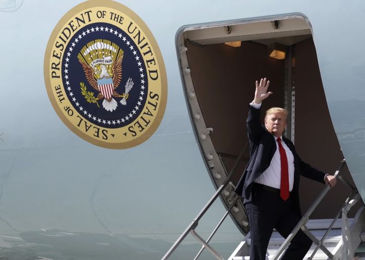 [앵커리지=AP/뉴시스] 도널드 트럼프 미국 대통령이 탄 전용기 에어포스원이 2019년 5월 24일 일본 방문길에 알래스카 앵커리지 엘멘도르프-리처드슨 합동기지에 재급유를 위해  들렀다. 트럼프 대통령이 비행기에 오르며 손을 흔들고 있다. 2025.08.14. *재판매 및 DB 금지