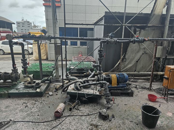 [아산=뉴시스] 지난 13일 오후 2시7분께 충남 아산시 둔포면 신남리의 한 화학약품제조공장에서 배관용접 작업 중 폭발·화재사고가 일어나 2명이 부상을 입었다. (사진=아산소방서 제공) 2025.08.14. photo@newsis.com *재판매 및 DB 금지