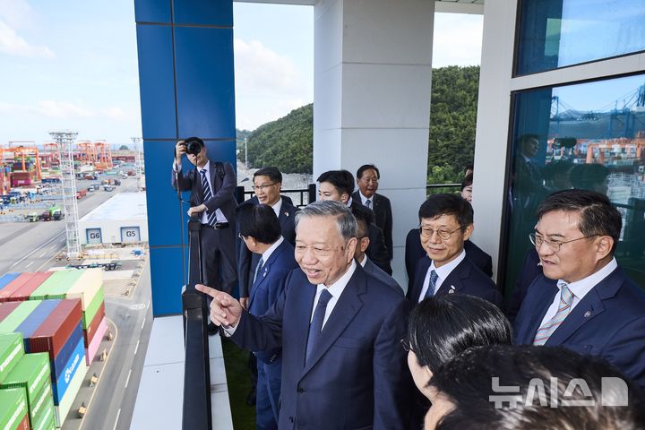 [서울=뉴시스] 국빈 방한 중인 또 럼 베트남 공산당 서기장과 김남정 동원그룹 회장이 지난 13일 부산 신항 동원글로벌터미널부산(DGT) 현장을 둘러보고 있다. (사진= 동원그룹 제공) photo@newsis.com