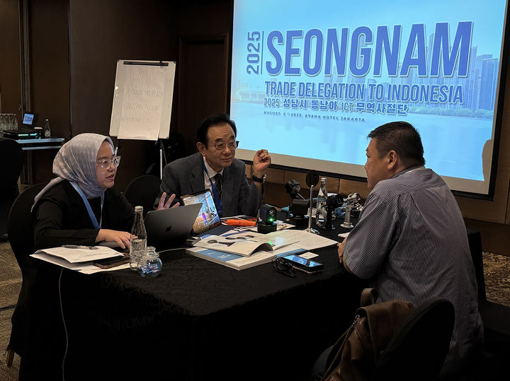 [성남=뉴시스] 동남아시장개척단에 참가한 성남시 소재 기업이 8월5일 인도네시아 수출상담회에서 해외바이어와 미팅을 하고 있다.(사진=성남시 제공)2025.08.14.photo@newsis.com&nbsp; *재판매 및 DB 금지