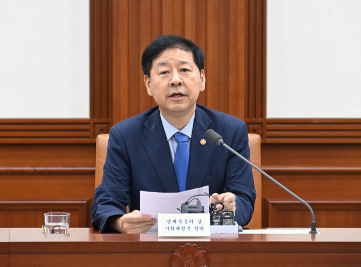 [세종=뉴시스] 구윤철 경제부총리 겸 기획재정부 장관이 14일 서울 종로구 정부서울청사에서 경제관계장관회의를 주재, 모두발언을 하고 있다. (사진=기재부 제공) 2025.08.14. photo@newsis.com *재판매 및 DB 금지