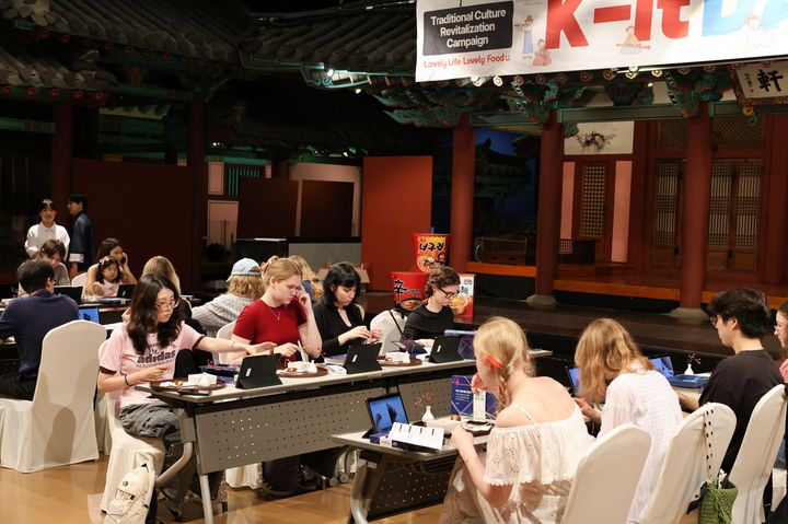 [서울=뉴시스] 농심 외국인 유학생 케잇데이 현장. (사진=농심 제공) *재판매 및 DB 금지