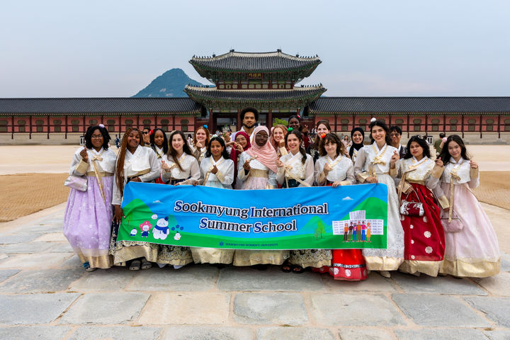 [서울=뉴시스] '2025 숙명국제여름학교' 참가자들이 경복궁을 방문해 기념사진을 촬영하고 있다. (사진=숙명여대 제공) 2025.08.14. photo@newsis.com *재판매 및 DB 금지