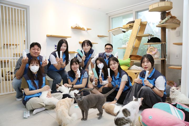 [서울=뉴시스] 생활뷰티기업 애경산업의 반려 라이프 브랜드 휘슬(WHISTLE)은 다가오는 세계 유기동물의 날을 맞아 유기 고양이 보호소인 '나비야사랑해'에 제품 기부 및 봉사활동을 진행했다고 14일 밝혔다. (사진=애경산업 제공) *재판매 및 DB 금지