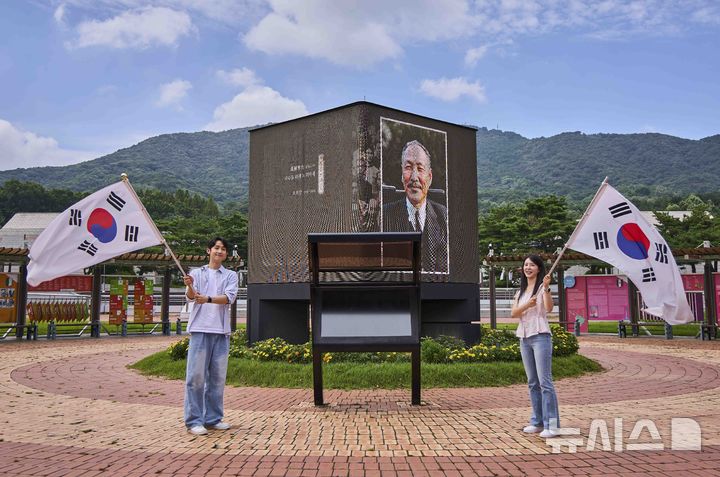 [서울=뉴시스]SK텔레콤은 독립기념관과 광복 80주년을 맞아 AI 기술로 복원한 독립운동가들의 생생한 모습과 목소리를 담은 특별 영상을 공개한다고 14일 밝혔다. 사진은 고화질로 복원한 독립운동가의 영상을 관람하고, 복원된 독립운동가의 육성을 들을 수 있는 LED 미디어큐브. (사진=SK텔레콤 제공)