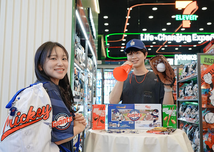 [서울=뉴시스] 세븐일레븐이 롯데자이언츠 유니폼 키링이 포함된 스낵 기획세트 2종을 선보일 예정이라고 14일 밝혔다.(사진=세븐일레븐 제공) *재판매 및 DB 금지