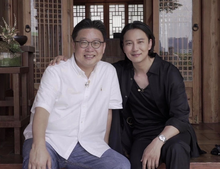 [서울=뉴시스] 서울 도심 속 역사를 소개하는 서경덕 성신여대 교수와 배우 김남길 (사진=서경덕 교수팀 제공0 2025.08.14. photo@newsis.com *재판매 및 DB 금지