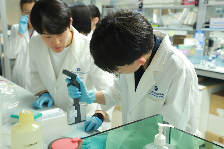 [성남=뉴시스]파스퇴르 주니어 과학교실에 참여해 실험을 하고 있는 학생의 모습.(사진=성남시 제공)2025.08.14.photo@newsis.com *재판매 및 DB 금지