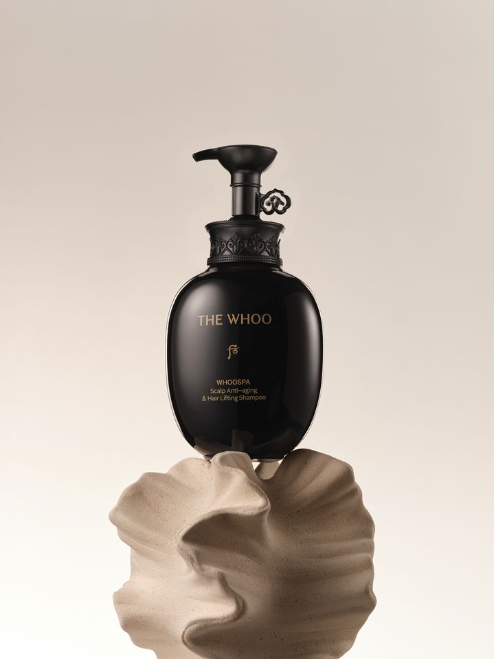 [서울=뉴시스] LG생활건강의 럭셔리 코스메틱 브랜드 더후에서 두피 노화와 이로 인한 탈모 증상을 함께 케어하는 '더후 후스파 스칼프 안티에이징 앤 헤어 리프팅 샴푸'를 새롭게 선보였다고 14일 밝혔다. (사진=LG생활건강 제공) *재판매 및 DB 금지