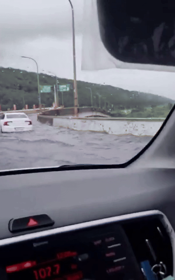 [서울=뉴시스] 서해에서 수도권 북부까지 수도권역을 관통한 폭우로 인해 곳곳에서 피해가 속출하고 있다. 가양대교의 모습. (사진 = @F08535729 엑스 갈무리) 2025.08.14. *재판매 및 DB 금지