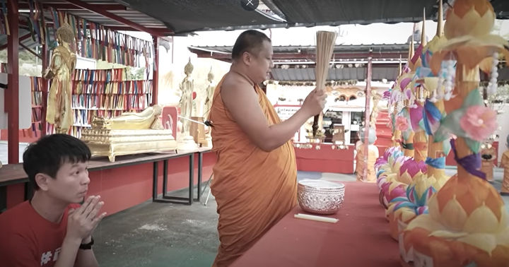 [뉴시스]태국의 유명 TV 진행자가 로또 번호를 맞히는 것으로 알려진 전설적인 '성수 그릇'을 취재했다.(사진 캡쳐=로터리 플러스 유튜브 채널).2025.08.14 *재판매 및 DB 금지