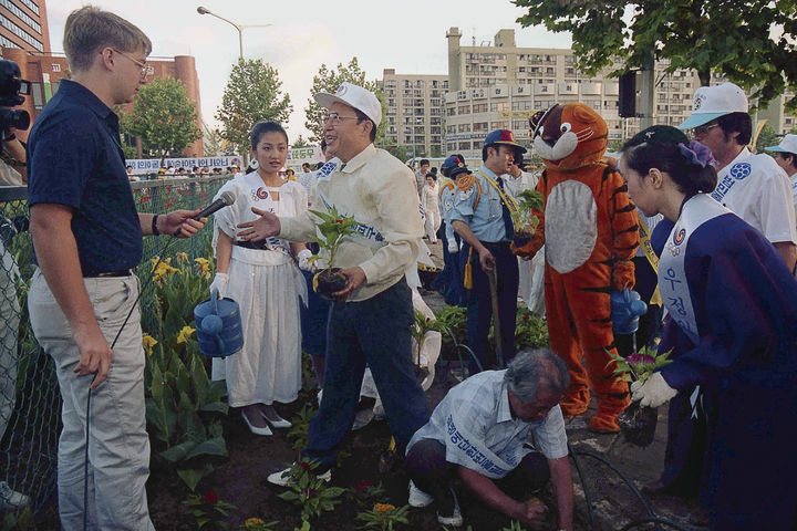 홍진훤, <랜덤 포레스트 2025〉, 2025, 시트지에 아카이벌 피그먼트 프린트, 가변크기(114) 2025 타이틀 매치 '장영혜중공업 vs. 홍진훤: 중간 지대는 없다'커미션 *재판매 및 DB 금지